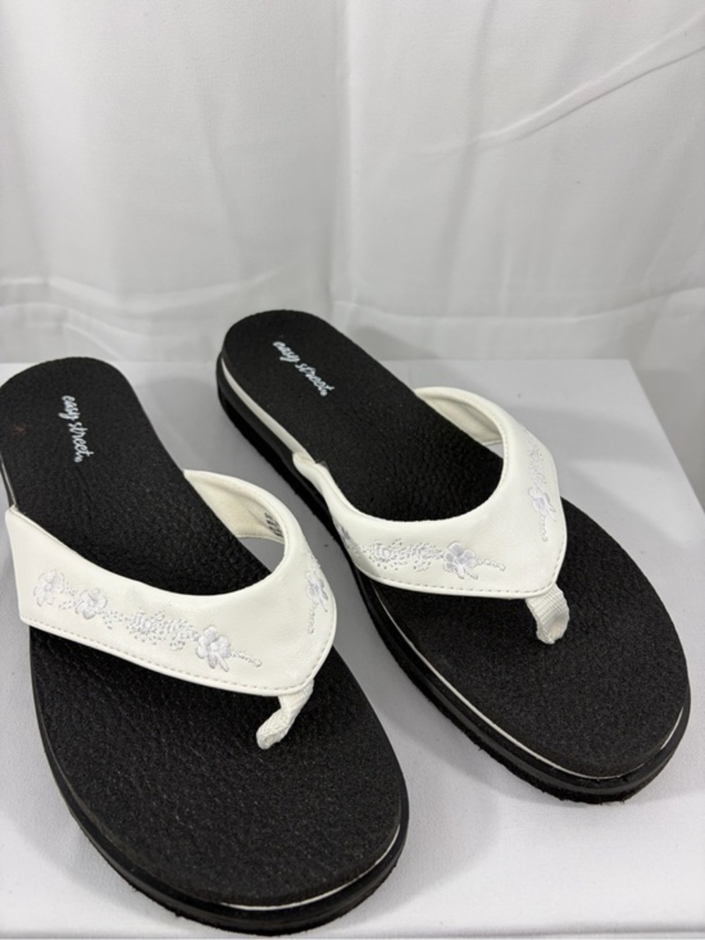 NWT Easy Street Women’s Size 9W Black Footbed White Embroidered Sandals
